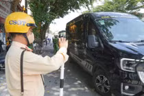 [GALLERY] CSGT Hà Nội xử lý xe dừng, đỗ sai quy định quanh phố cổ bằng camera