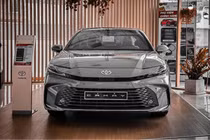 Toyota Camry HEV giảm tới 140 triệu đồng, giá bán ra từ 1,32 tỷ đồng