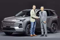 Toyota RAV4 sẽ được trang bị nhiều nút bấm vật lý hơn để chiều khách?