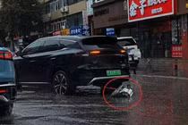 BYD Tang rơi cụm mô tơ điện giữa đường, hãng xe Trung Quốc nói gì?