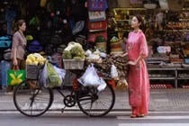 “Gái xinh vũ trụ VFC” xúng xính áo dài, thả dáng giữa phố Sài Gòn