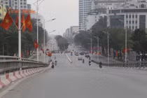 Phố phường Hà Nội vắng lặng, bình yên trong sáng mùng 1 Tết 