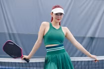 Soi tủ đồ chơi pickleball của chủ bản hit 'Một vòng trái đất'