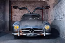 Mercedes-Benz 300 SL Gullwing cũ kỹ đầy bụi này có giá 136 tỷ đồng