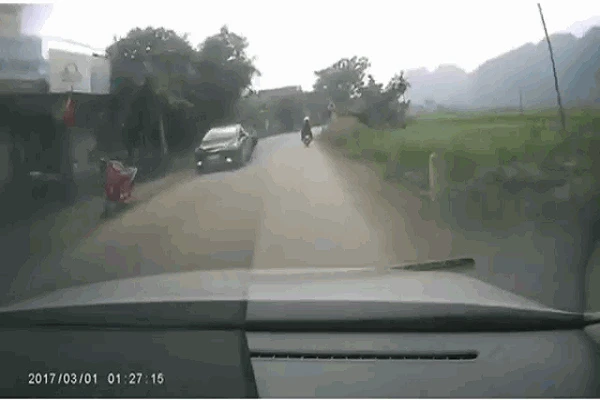 Video:Tông trúng xe đang dừng đỗ, nam thanh niên tử nạn