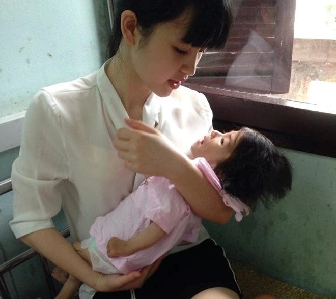 Nhan sắc cô gái Lào Cai nhận nuôi bé 14 tháng nặng 3,5 kg
