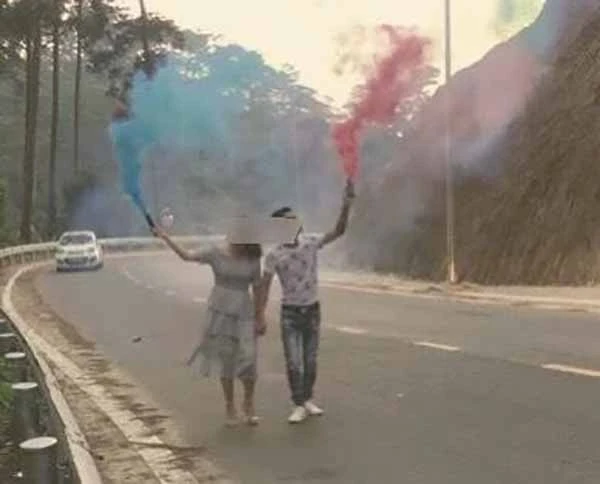 Video: Cặp đôi đốt pháo khói ở khúc cua nguy hiểm trên đèo Tam Đảo