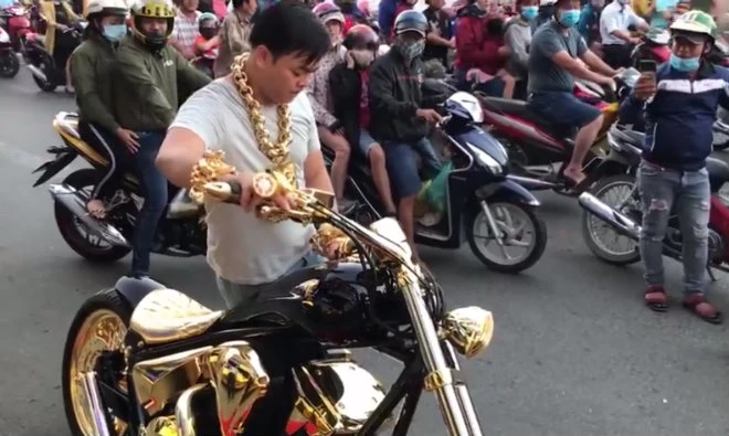 Video: Cận cảnh xe mạ vàng tiền tỷ của tay chơi khét tiếng Việt Nam