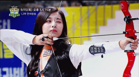 Em út nhóm TWICE là gương mặt quen thuộc của bộ môn bắn cung tại ISAC. Cô tham gia thi đấu bộ môn này từ năm 2016-2019, mỗi năm 2 kỳ thi đấu vào dịp Tết Nguyên đán và Trung thu. Năm 2016, khoảnh khắc mái tóc bị mũi tên làm tung bay trong gió của Tzuyu được chia sẻ rộng rãi trên 9GAG, Twitter, Reddit, Imgur...