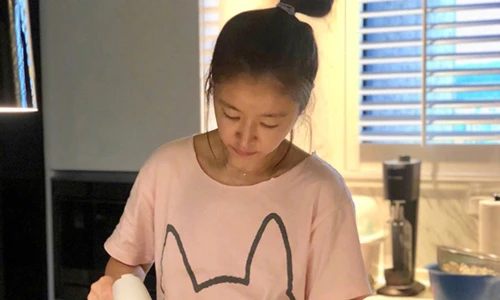 Khoe ảnh mẹ bỉm sữa chăm con, Lâm Tâm Như lộ mặt mộc hoàn hảo