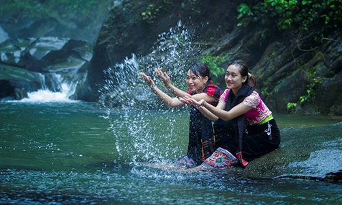 Thác Khe Kèm - dải lụa trắng giữa đại ngàn