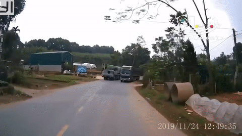 Video: Phẫn nộ xe đầu kéo vượt ẩu, suýt gây thảm kịch
