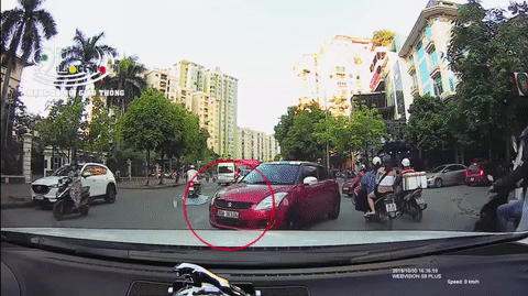 Video: Ô tô sang đường ẩu, húc tung tài xế xe máy văng lên nắp capo
