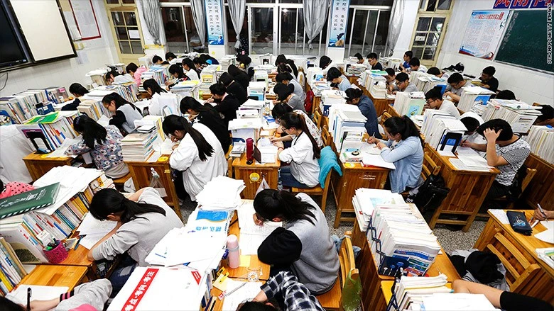 Video: Thí sinh Trung Quốc bước vào kỳ thi đại học khốc liệt nhất thế giới