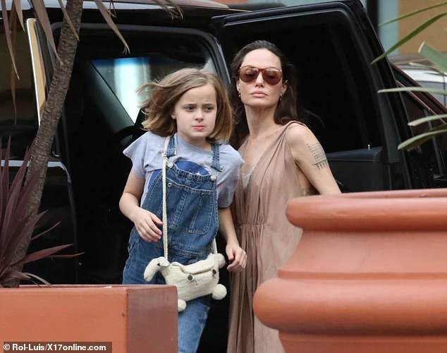 Angelina Jolie giảm cân rõ rệt, phờ phạc ra phố mua sắm cùng con gái