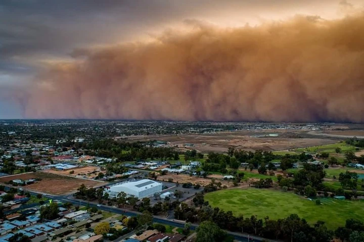 Video: Bão bụi khiến thị trấn Australia 'tối như mực' giữa ban ngày