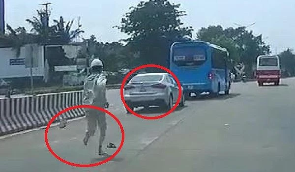 Video: Nhân viên chạy bộ truy đuổi ô tô trốn vé trạm BOT ở Nghệ An