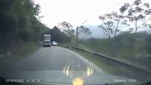 Video: Vượt ẩu trên đường đèo dốc, ô tô suýt gây thảm kịch