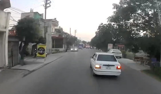 Video : Khách mời suýt gặp tai nạn vì đám cưới dựng rạp giữa đường
