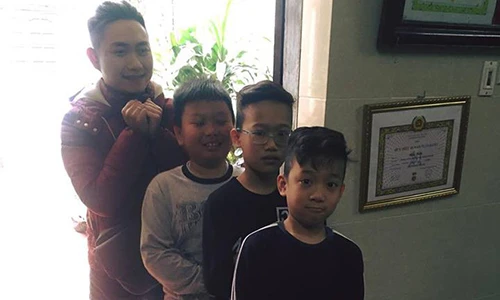 "Té ghế" bộ ảnh xếp hàng nhận lì xì của chàng thanh niên "lớn đầu"