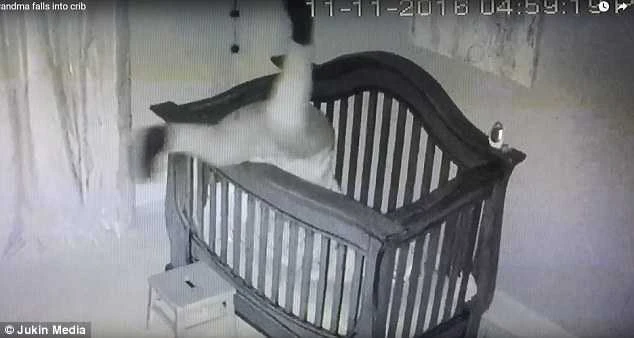 Video: Đặt cháu vào cũi, bà ngã nháo nhào thu hút 42 triệu lượt xem