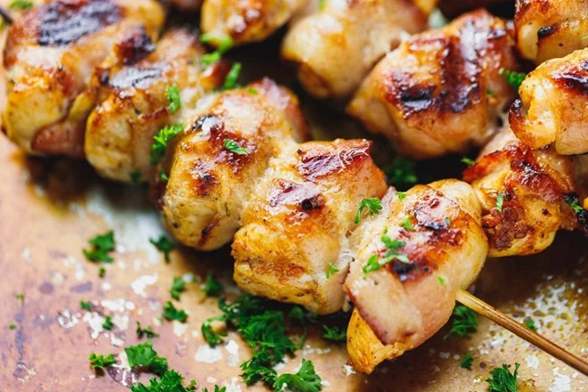 Video: Cách làm gà xiên thịt xông khói nướng sốt BBQ hấp dẫn