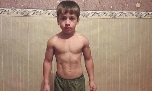 Video: Cơ bắp của "Kẻ hủy diệt" nhí Nga khiến triệu người ngỡ ngàng