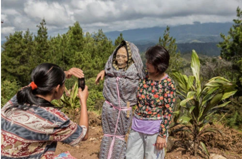 Bộ tộc sống chung với người chết trên đảo Sulawesi ở Indonesia
