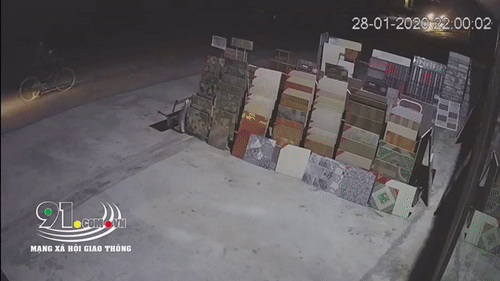Video: Dừng giữa đường nghe điện thoại, thanh niên 2 lần bị xe máy đâm