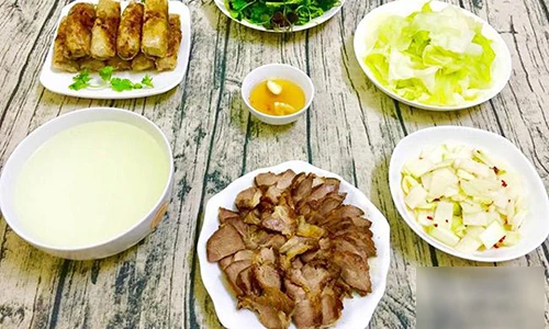 Bữa cơm tối nóng hổi, giòn ngon với nem và thịt rán