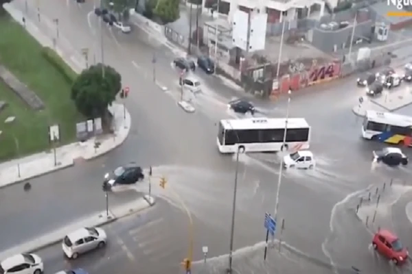 Video: Ngập lụt sau cơn mưa, cả người lẫn xe máy bị cuốn trôi
