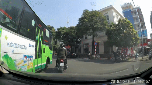 Video: Thót tim xe buýt vượt ẩu "ép" xe máy vào lề