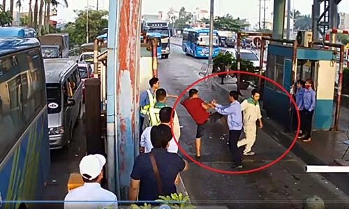 Video: Lái xe dùng dao chặt barie tại trạm thu phí BOT Tân Đệ