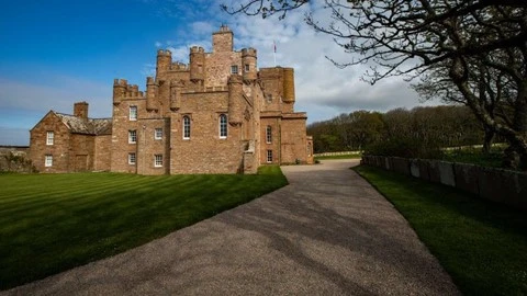 Trải nghiệm làm ông hoàng trong lâu đài cho thuê của hoàng tử xứ Wales