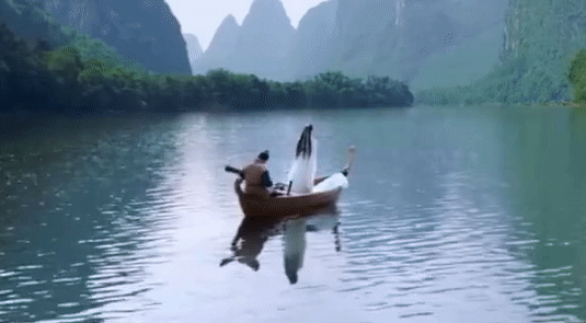 br/> Một trường hợp hài hước trong phim Nguyệt thượng trùng hỏa khi diễn viên quần chúng vào vai người lái đò chỉ chèo cho có lệ.