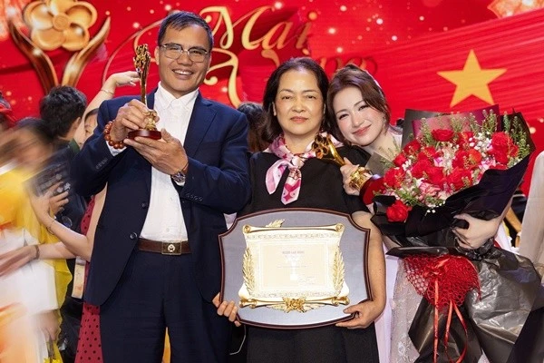 Giây phút đầy cảm xúc của Hòa Minzy bên bố mẹ tại Mai Vàng