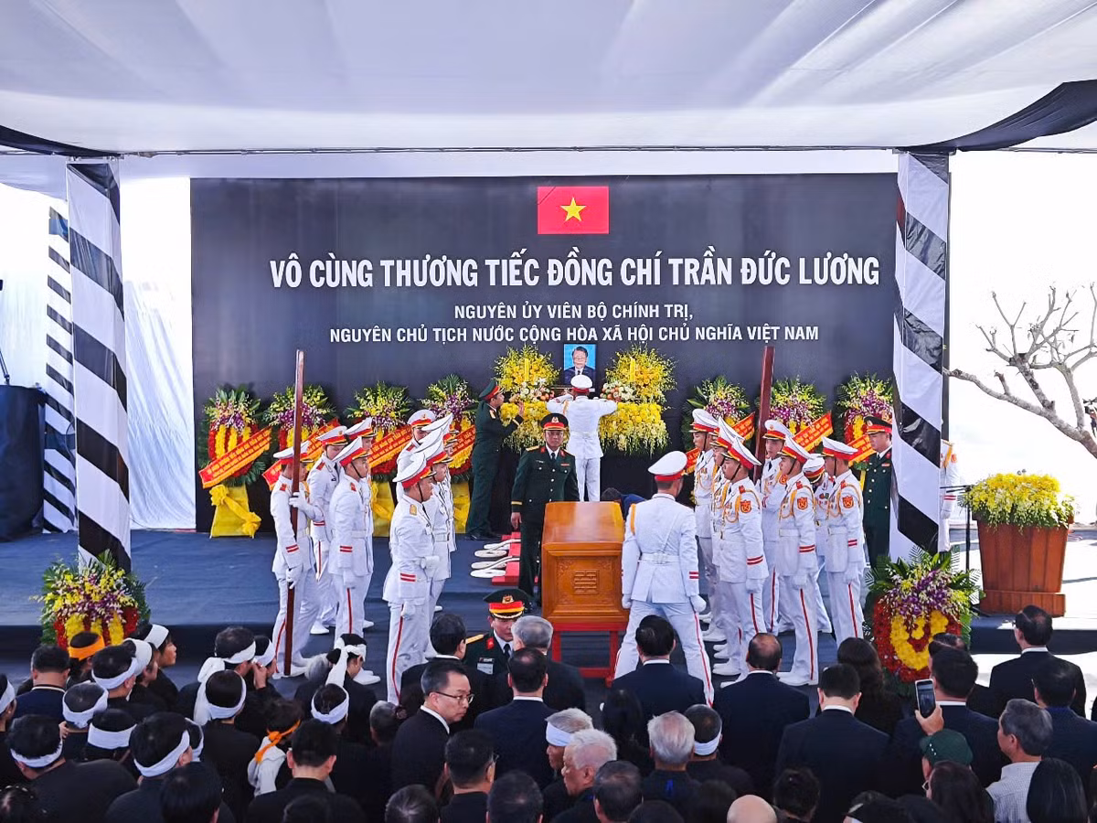 Hình ảnh nghi lễ hạ huyệt.