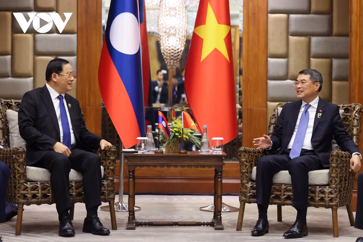 Tại cuộc gặp Thủ tướng Lào Sonexay Siphandone, Thủ tướng Lê Minh Hưng đề nghị hai bên tiếp tục phát huy hiệu quả hơn nữa các cơ chế hợp tác, tăng cường rà soát, kiểm tra, đôn đốc, đặc biệt là các bộ, ngành, địa phương, doanh nghiệp hai nước phải thể hiện trách nhiệm hơn nữa trong tổ chức thực hiện, nhất là đối với các dự án hợp tác chiến lược kết nối hai nền kinh tế, giao thông, năng lượng...