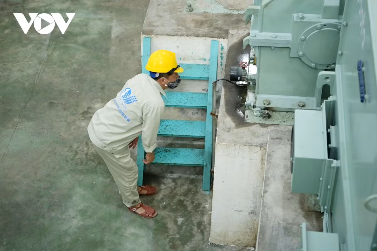 Công nhân kiểm tra kỹ thuật hệ thống cửa điều tiết trước cao điểm mùa mưa.