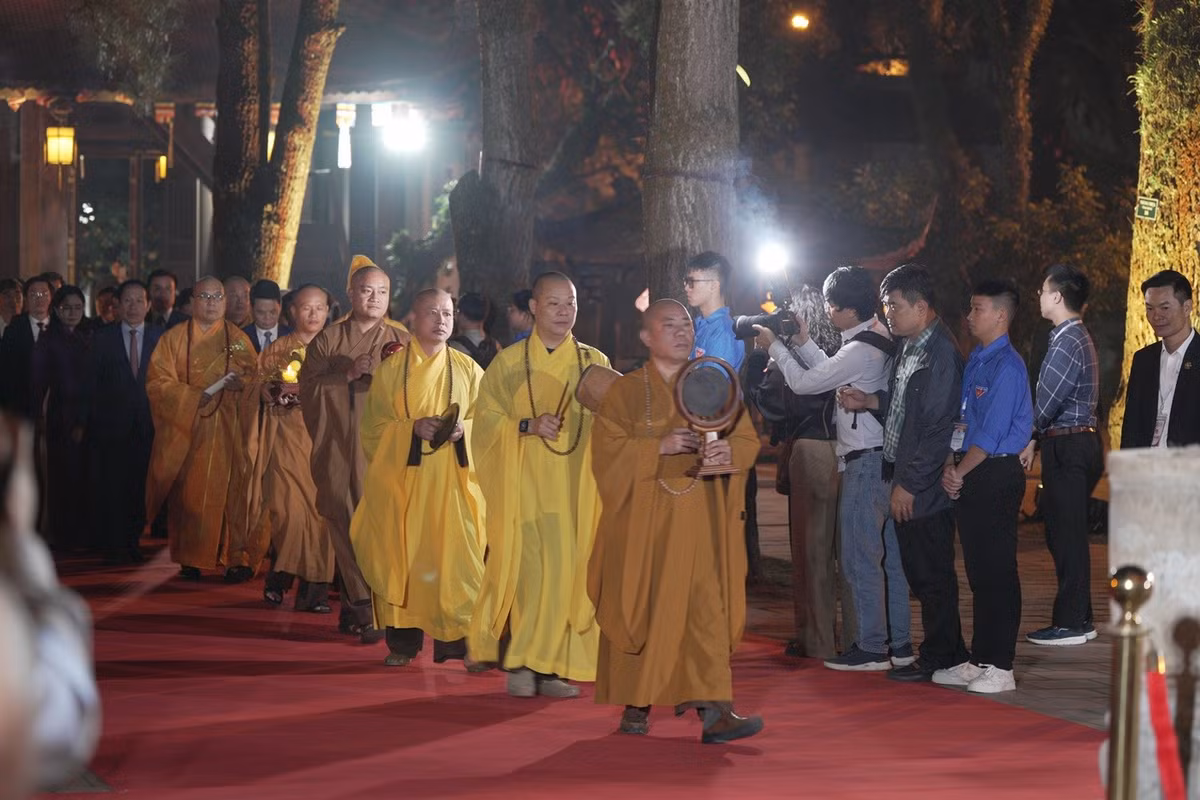 Các đại biểu, nhân dân và du khách thập phương đã thành kính dâng hương tưởng niệm 692 năm Ngày viên tịch của Đệ tam tổ Thiền phái Trúc Lâm Huyền Quang tôn giả.