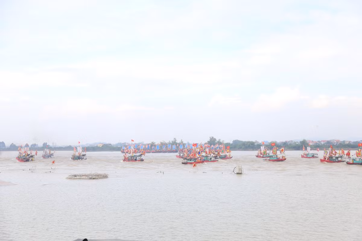 Công tác trang trí lễ đài, thuyền rước được đặc biệt chú trọng và hoành tráng gồm cờ, hoa, đèn, phướn rực rỡ. Hơn 20 tay trống, 30 đô múa rồng của 2 làng Dược Sơn, Vạn Yên được các chuyên gia khôi phục và chuyển giao kỹ nghệ.