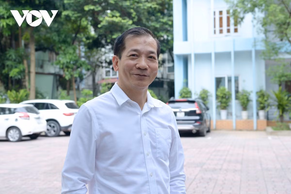 Ông Phạm Ngọc Toàn, Phó Tổng giám đốc Công ty TNHH MTV Thoát nước Hà Nội cho biết: Năm 2026 hệ thống thoát nước Thủ đô được tăng cường năng lực nhờ 10 lệnh khẩn cấp nâng cấp hạ tầng. Công ty đã xây dựng kịch bản ứng phó theo từng cấp độ mưa, bố trí lực lượng trực 100%, vận hành tối đa các trạm bơm, kết hợp xe bơm di động và phối hợp liên ngành để xử lý các điểm úng ngập. Với các tình huống mưa cực đoan, thành phố sẽ huy động tổng lực nhằm bảo đảm an toàn cho người dân và giảm thiểu thiệt hại. Khi hoàn thành, các dự án trọng điểm sẽ góp phần giải quyết nhiều điểm nghẽn, nâng cao hiệu quả tiêu thoát nước cho Hà Nội.