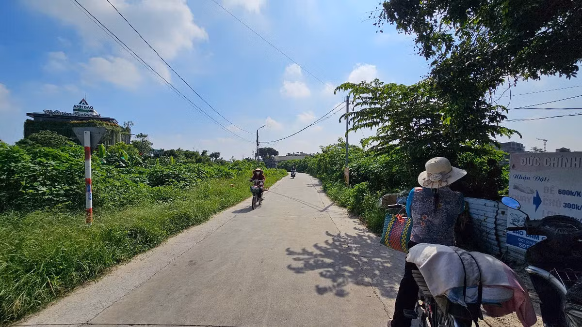 Đáng chú ý, tối 16/7/2024, Thủy nghi ngờ Kh lấy trộm tiền của My và bản thân (tổng 11,5 triệu đồng) nên ép nạn nhân cởi hết quần áo, đứng ngoài sân trọ và dùng tuýp sắt đánh liên tiếp. Khi Kh nói để tiền ở quán, Thủy quấn khăn tắm cho Kh rồi đưa đến quán, nhưng nạn nhân vẫn không giao tiền nên tiếp tục bị đánh đập.