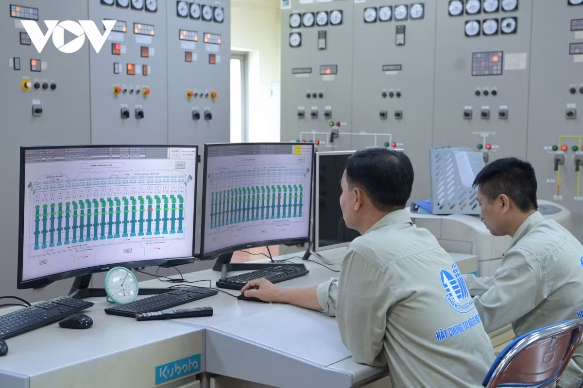 Kíp trực theo dõi sát sao thông số kỹ thuật tại phòng điều hành trung tâm.