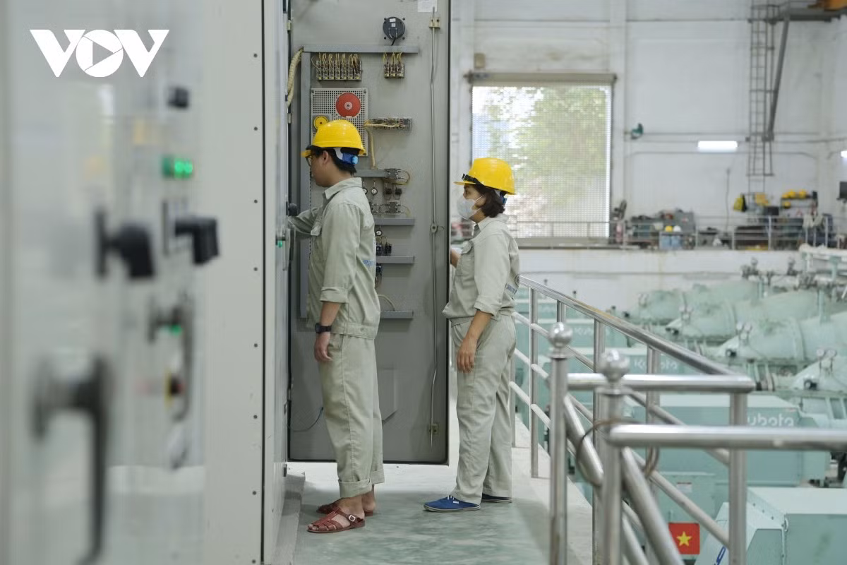 Ông Hoàng Chiến Thắng cho biết thêm: "Chúng tôi đã thực hiện ứng trực 24/7 theo chế độ 3 ca 4 kíp. Mực nước trên các kênh dẫn và hồ điều hòa luôn được duy trì ở ngưỡng khống chế theo quy định của Sở Xây dựng. Ngoài ra, phương án vận hành đập Thanh Liệt để hỗ trợ tiêu thoát nước cho lưu vực sông Nhuệ cũng đã sẵn sàng khi điều kiện cho phép".