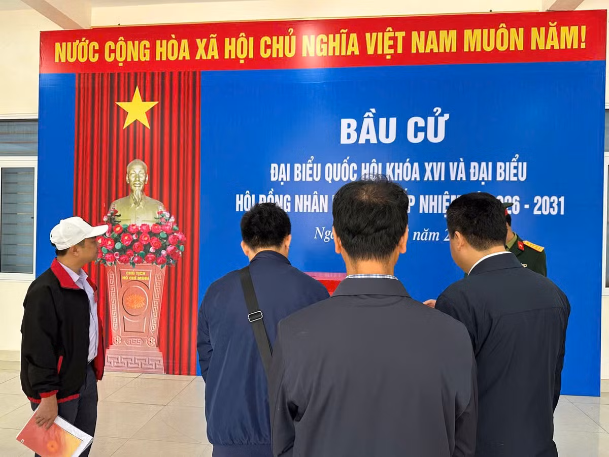 Cùng với việc chuẩn bị đầy đủ các điều kiện để tổ chức cuộc bầu cử an toàn, đúng quy định, các cơ quan, đơn vị đã đẩy mạnh tuyên truyền cho cử tri, nhân dân về ý nghĩa quan trọng của ngày bầu cử để thực hiện quyền và nghĩa vụ của mình.