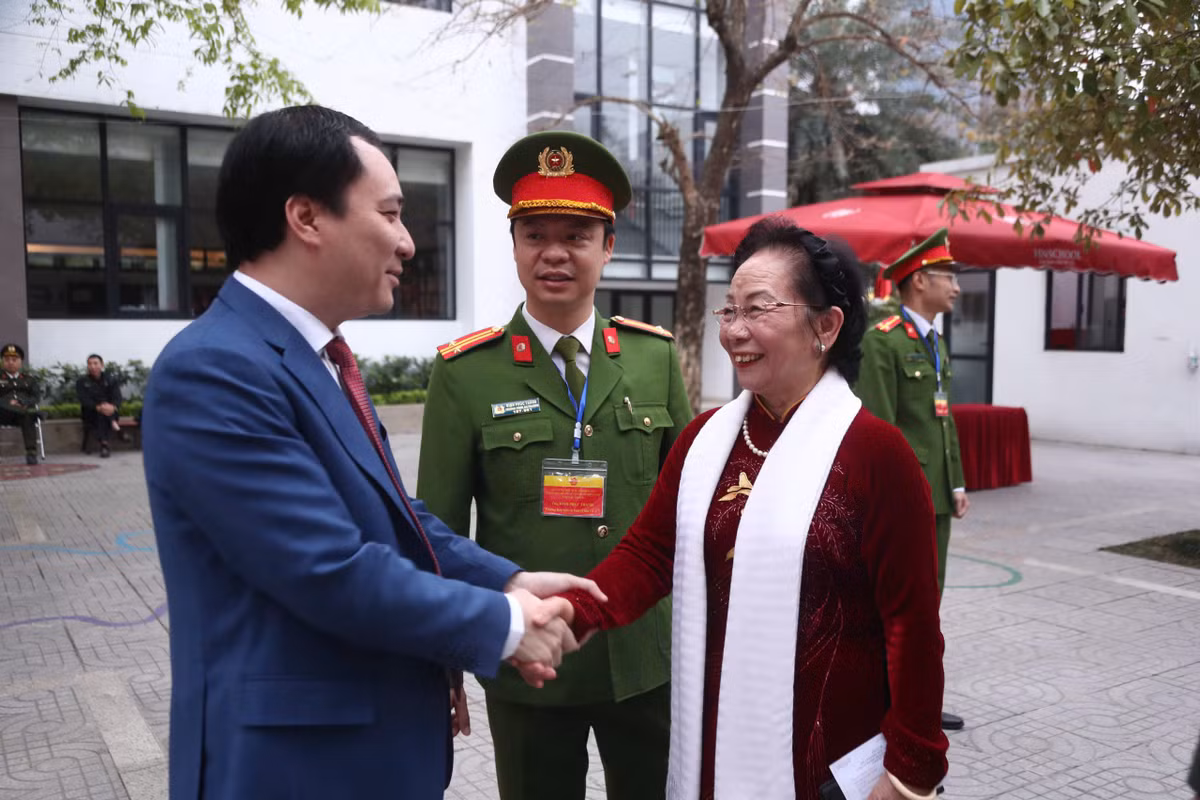 Ông Vũ Văn Tiến - Ủy viên Đoàn Chủ tịch TƯ MTTQ Việt Nam, Trưởng ban Tuyên giáo và Dân vận Đảng ủy Cơ quan UBTƯ MTTQ Việt Nam trao đổi cùng nguyên Phó Chủ tịch nước Nguyễn Thị Doan tại khu vực bỏ phiếu.