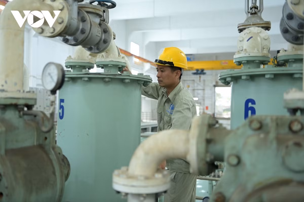 Ngoài việc vận hành tối đa công suất Trạm bơm Yên Sở, đơn vị phối hợp chặt chẽ với các lực lượng quản lý sông, kênh mương để kiểm tra, điều tiết dòng chảy, bảo đảm thông suốt toàn hệ thống.