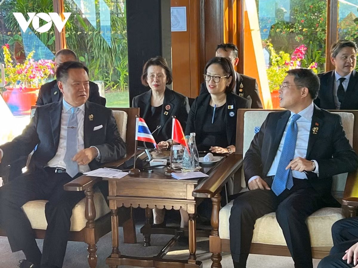 Trong khuôn khổ Hội nghị Cấp cao ASEAN lần thứ 48, Thủ tướng Lê Minh Hưng đã có các cuộc gặp, trao đổi với Thủ tướng Singapore Lawrence Wong; Thủ tướng Thái Lan Anutin Charnvirakun và Tổng thống Indonesia Prabowo Subianto.