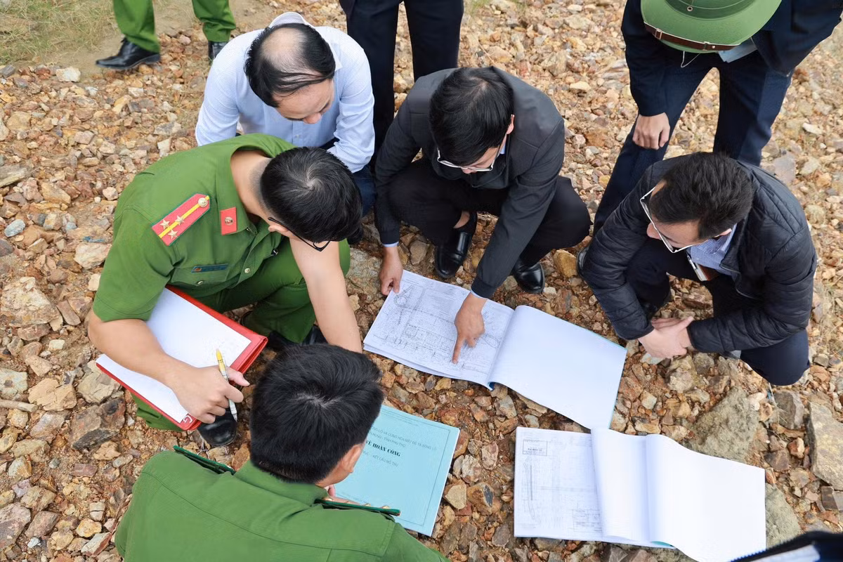 Cơ quan Cảnh sát điều tra cũng đã phối hợp với Viện Kiểm sát nhân dân tỉnh, Sở Xây dựng tỉnh Phú Thọ và một số đơn vị liên quan tiến hành khám nghiệm hiện trường, thu mẫu phục vụ giám định.